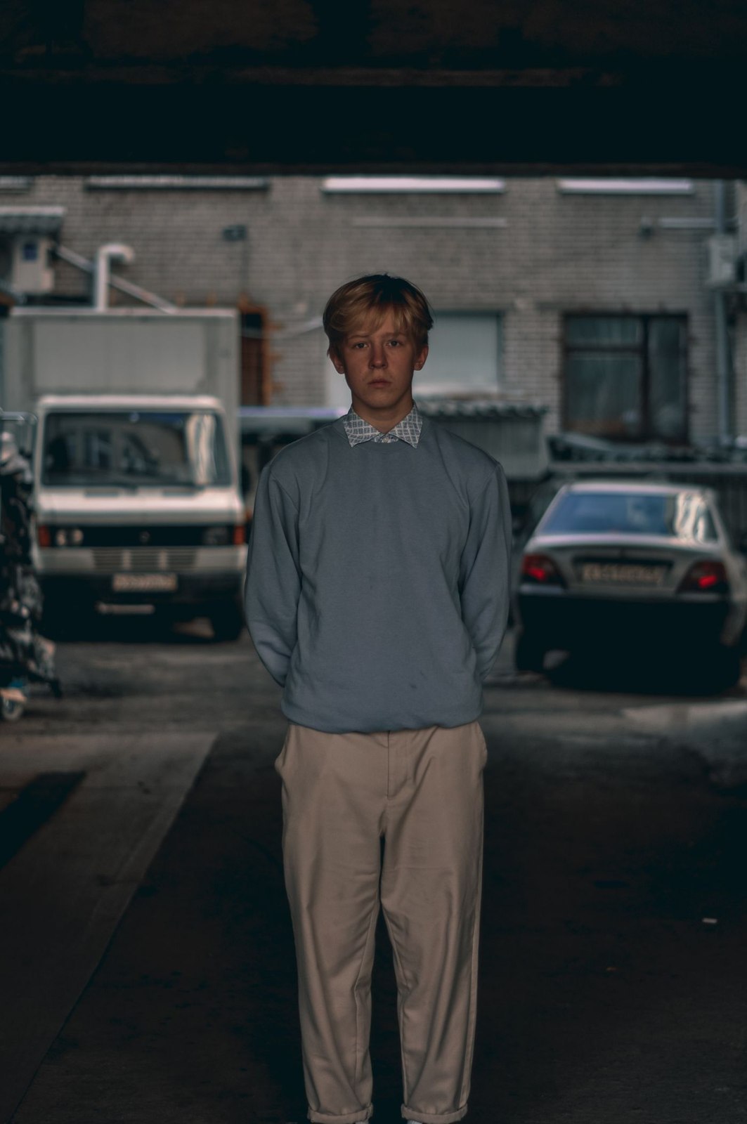 Grey sweatshirt with light trousers