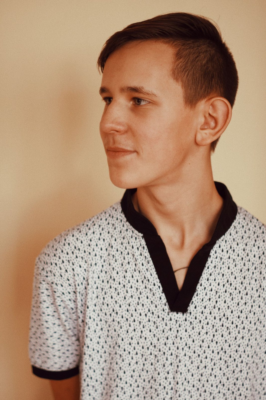 Light knitted polo with contrasting collar