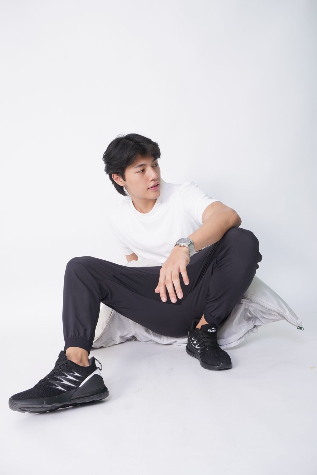 Short white T-shirt sleeves on the upper arms