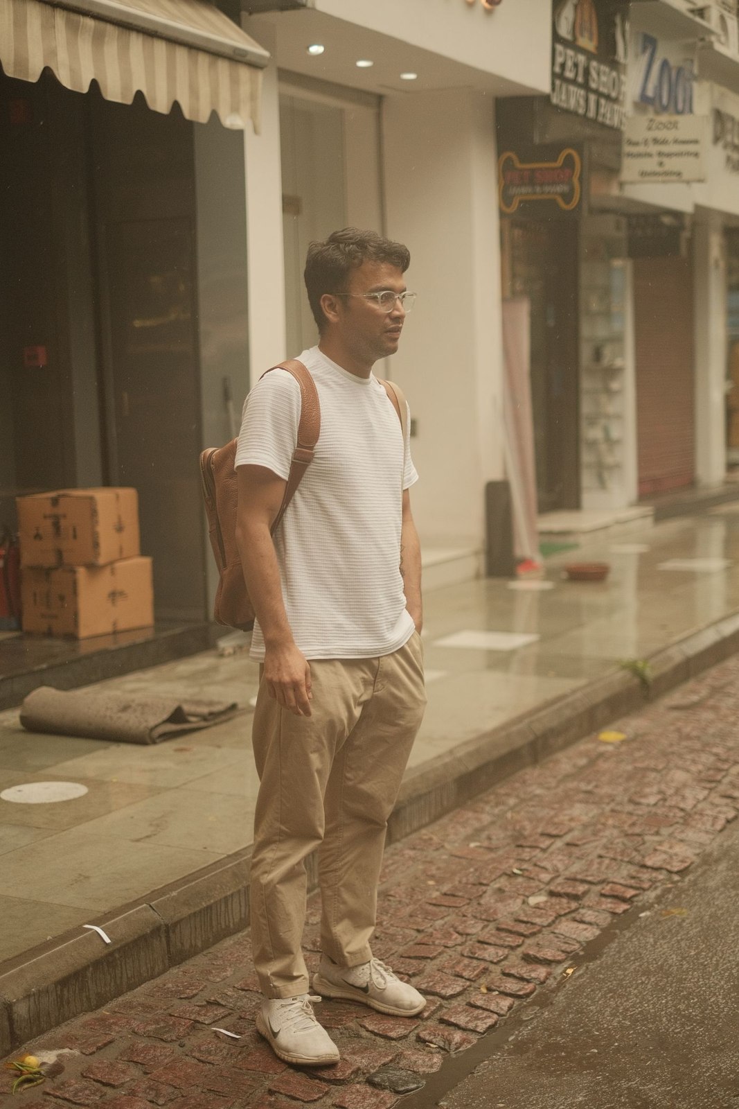 Light summer clothes with a shoulder bag