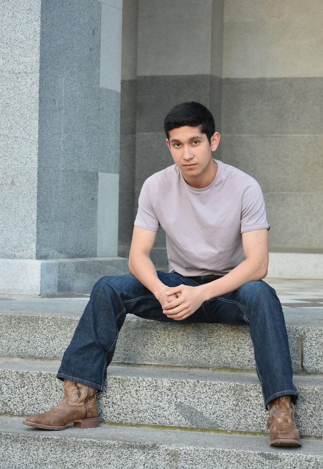 Straight blue jeans with an undistressed finish